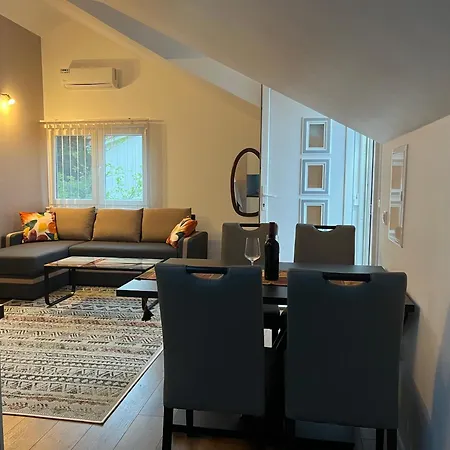 Americana Apartment *